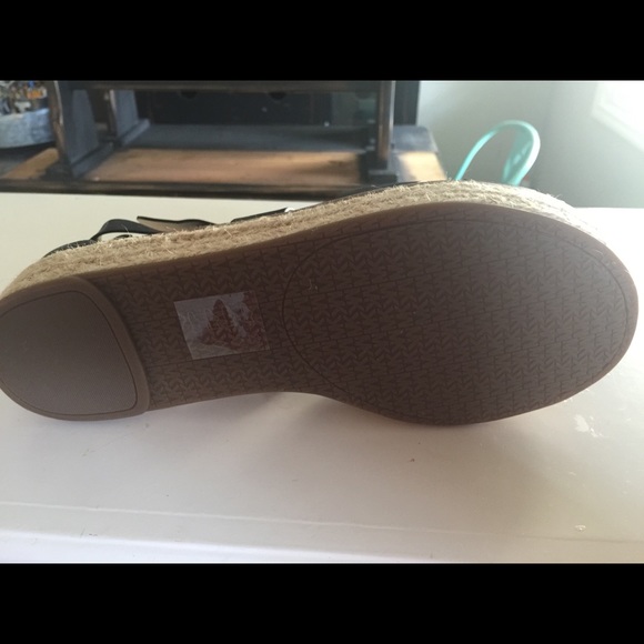 Michael Kors Sandal - Picture 2 of 6